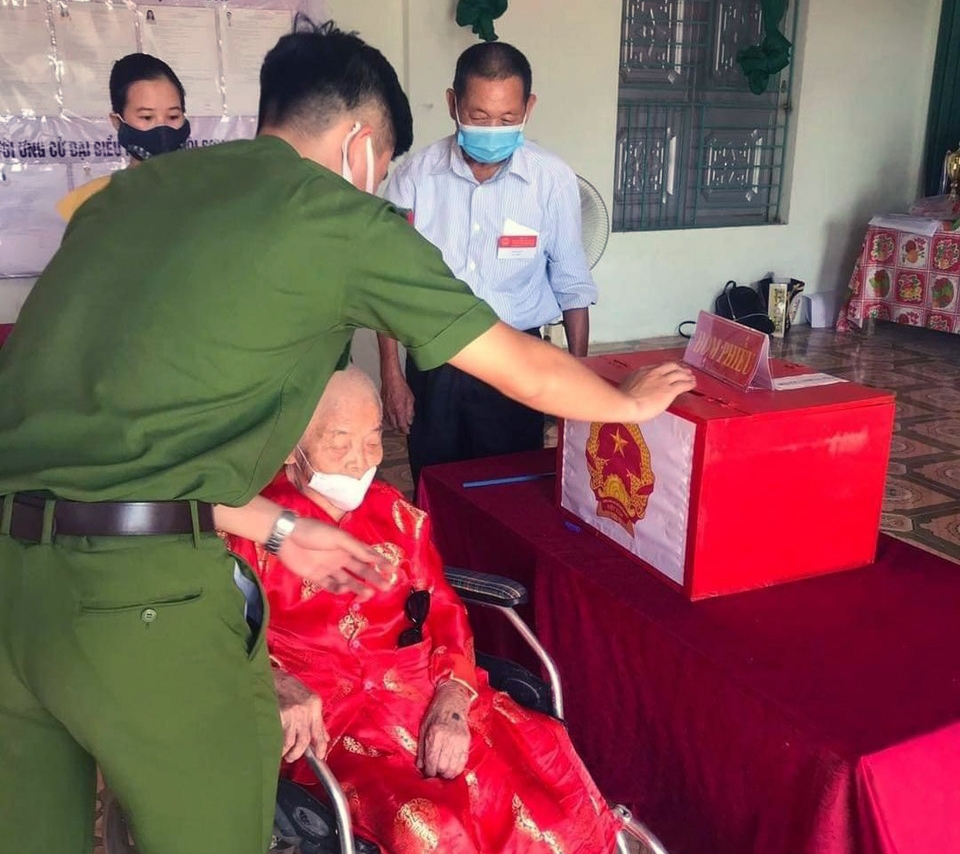 Tại khu vực bỏ phiếu số 4, xã Hội Sơn, huyện Anh Sơn (Nghệ An), các cử tri đặc biệt ấn tượng với sự có mặt của cụ Nguyễn Thị Năm. Dù đã 102 tuổi, cụ Năm vẫn trực tiếp đi tham gia bầu cử.